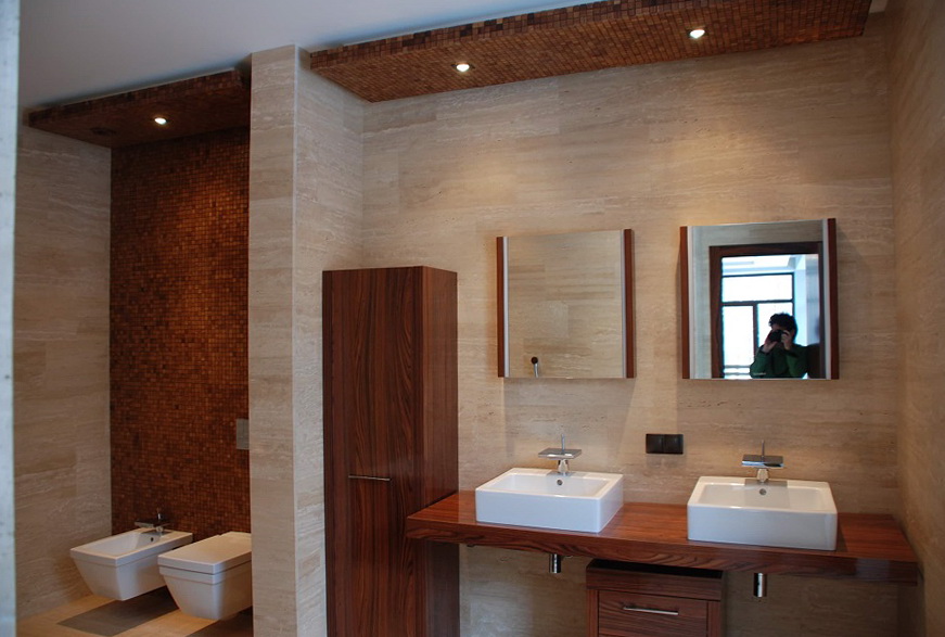 В ванной комнате красивые и устойчивые к влажности стены можно сделать из гипсокартона